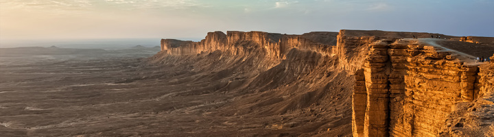 Zonsondergang over de Tuwaiq-kliffen bij Riyadh, Saoedi-Arabië.