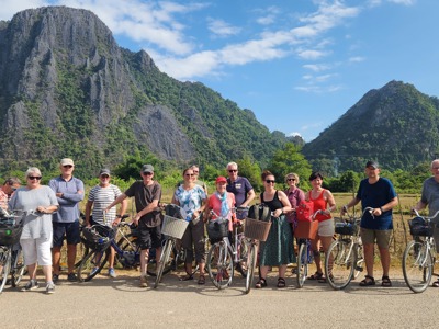 Reisgroep op de fiets langs karstbergen in Laos tijdens de Route Laos & Cambodja.