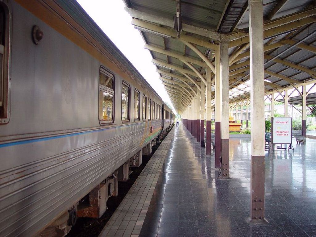 Trein op het perron van een treinstation in Thailand tijdens de Familiereis Thailand Hoogtepunten.