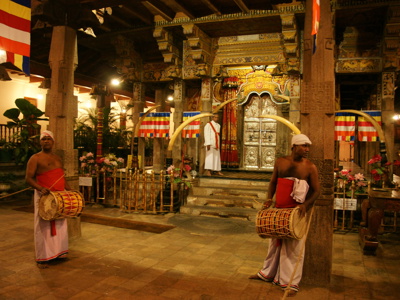Traditionele trommelaars in de Tempel van de Tand in Kandy, Sri Lanka.