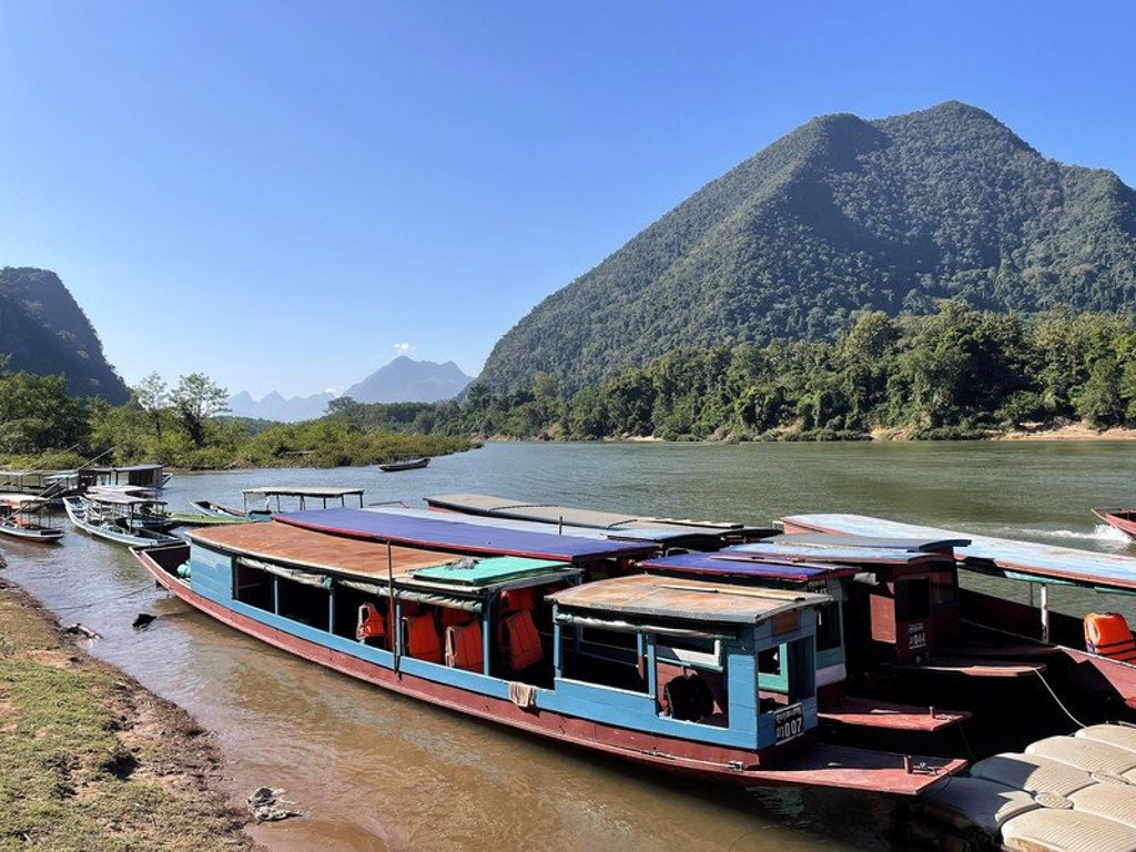 Groep 22-35ers reizigers bij een tempel tijdens rondreis Thailand, Laos en Cambodja.