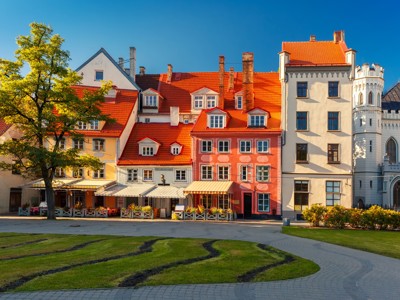 Gekleurde gevels met rode daken aan het Raadhuisplein in het oude centrum van Riga, Letland.