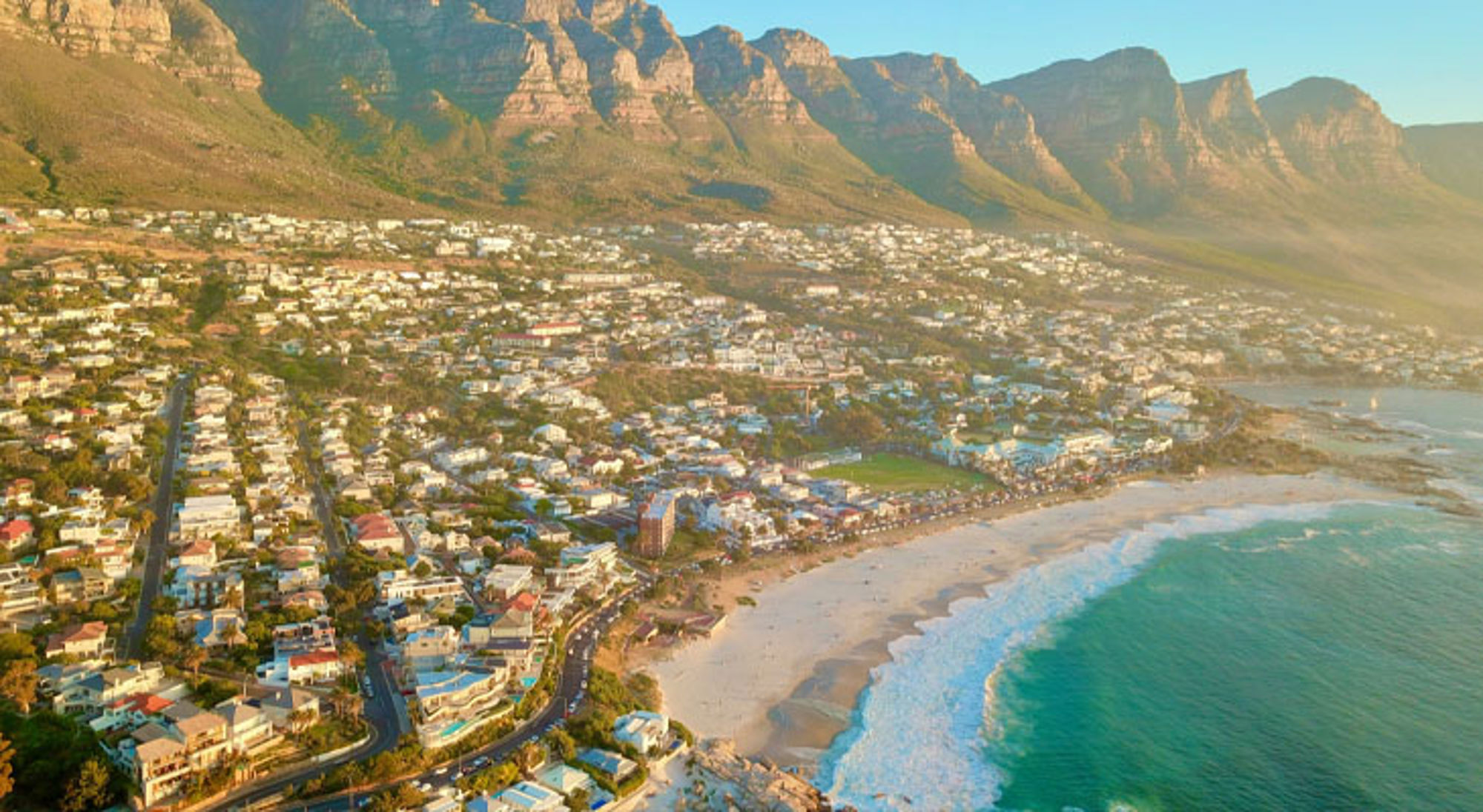 Luchtfoto van Camps Bay Panoramisch uitzicht op Camps Bay met strand en Tafelberg bij Kaapstad, Zuid-Afrika.