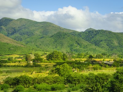 Groene heuvels en valleilandschap in Cuba tijdens rondreis hoogtepunten 17 dagen.