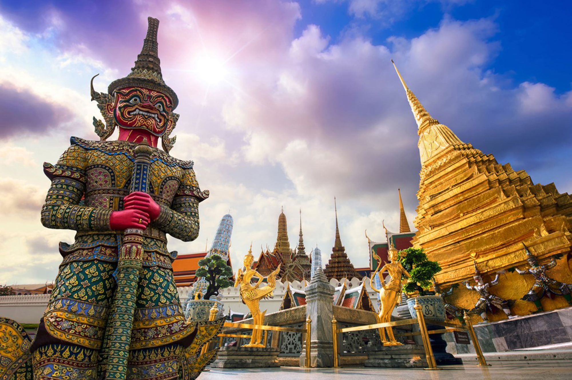 Reuzenwachter bij Wat Phra Kaew en de gouden stoepa van het Grand Palace in Bangkok, Thailand.