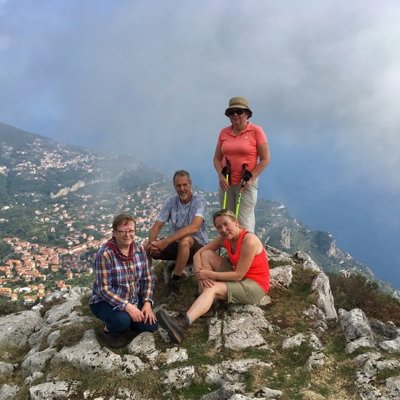 Wandelaar op een bergpad met uitzicht op de Amalfikust in Italië.