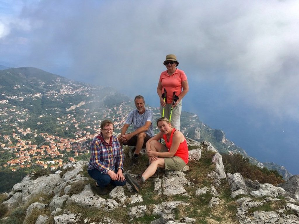 Wandelaar op een bergpad met uitzicht op de Amalfikust in Italië.