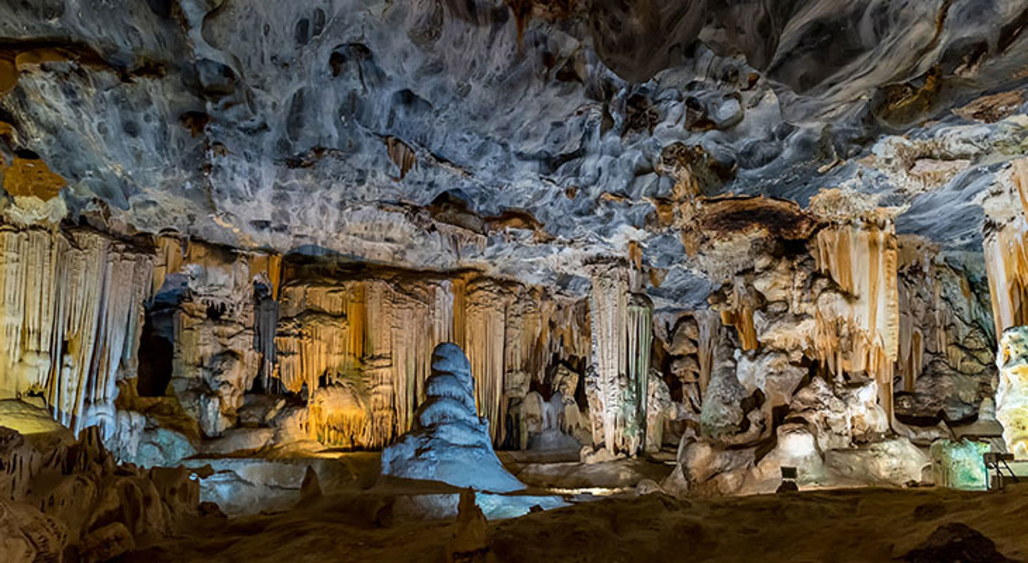 Verlichte druipsteengrot met stalactieten en stalagmieten in Zuid-Afrika.