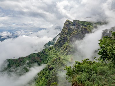 Groene bergkam in de wolken tijdens de route Kenia & Tanzania.