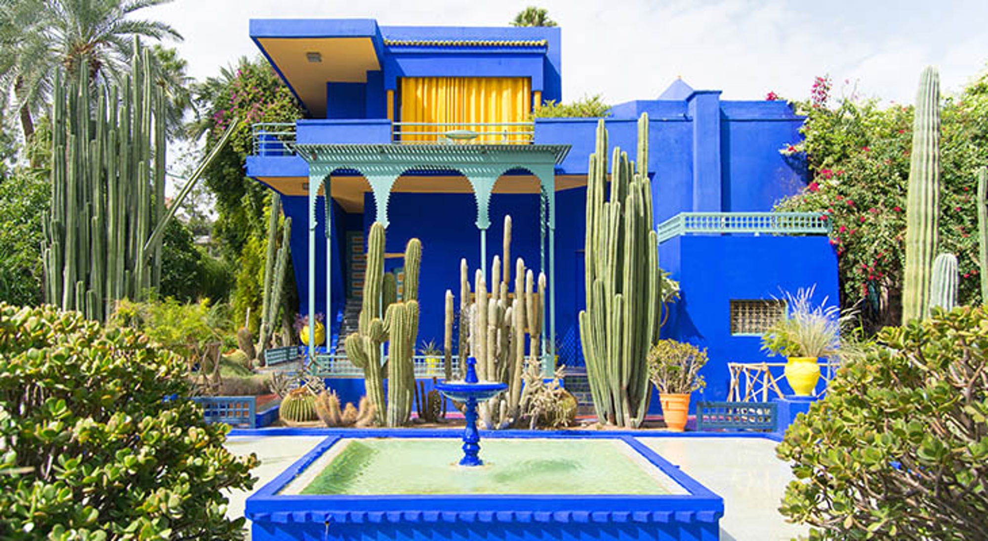 Jardin Majorelle Jardin Majorelle in Marrakech met felblauwe villa, cactussen en fontein.