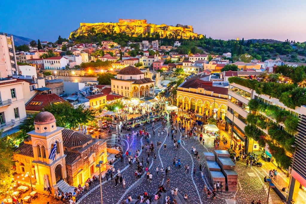 Avondzicht op de Monastiraki-wijk in Athene met de verlichte Akropolis, tijdens een familiereis Griekenland.