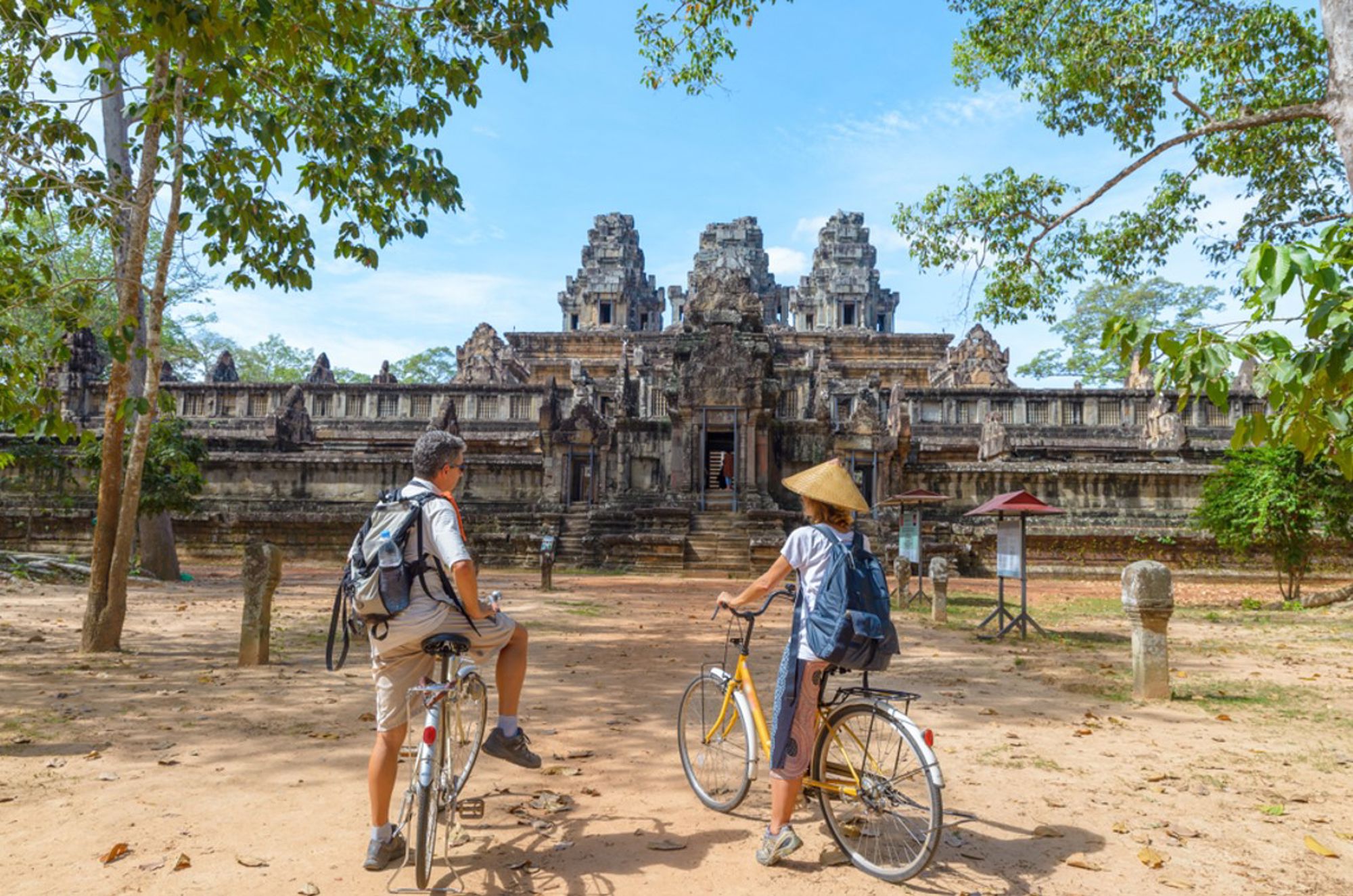 Fietsers bij de tempel van Angkor Wat in Cambodja.