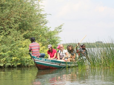 Boottocht met reizigers door rietvelden op Lake Victoria tijdens de route Kenia, Tanzania en Zanzibar.