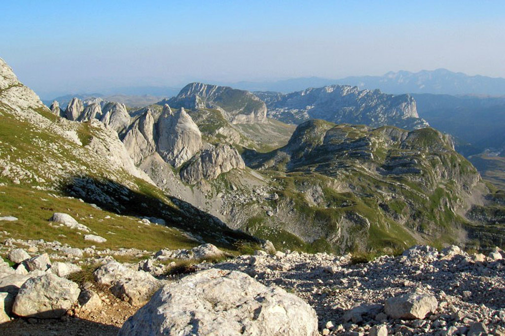 Uitzicht op ruige bergtoppen en rotsformaties in Montenegro tijdens een wandelvakantie.