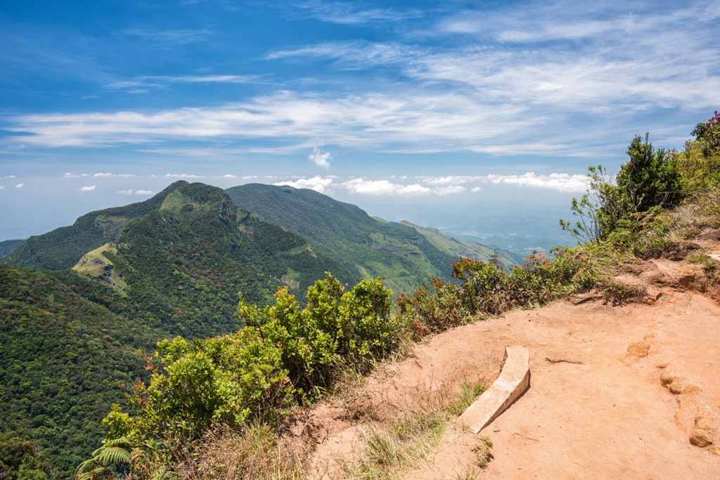 Uitzicht op groene bergen en wandelpad in Sri Lanka tijdens groepsrondreis Sri Lanka en Malediven.