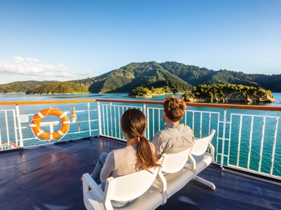 Reizigers op het dek van de ferry door de Marlborough Sounds, Route Nieuw-Zeeland.