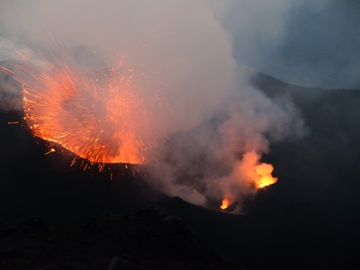 Uitbarsting van de Stromboli met lavafonteinen en rookwolken tijdens de 8-daagse wandelvakantie Sicilië.