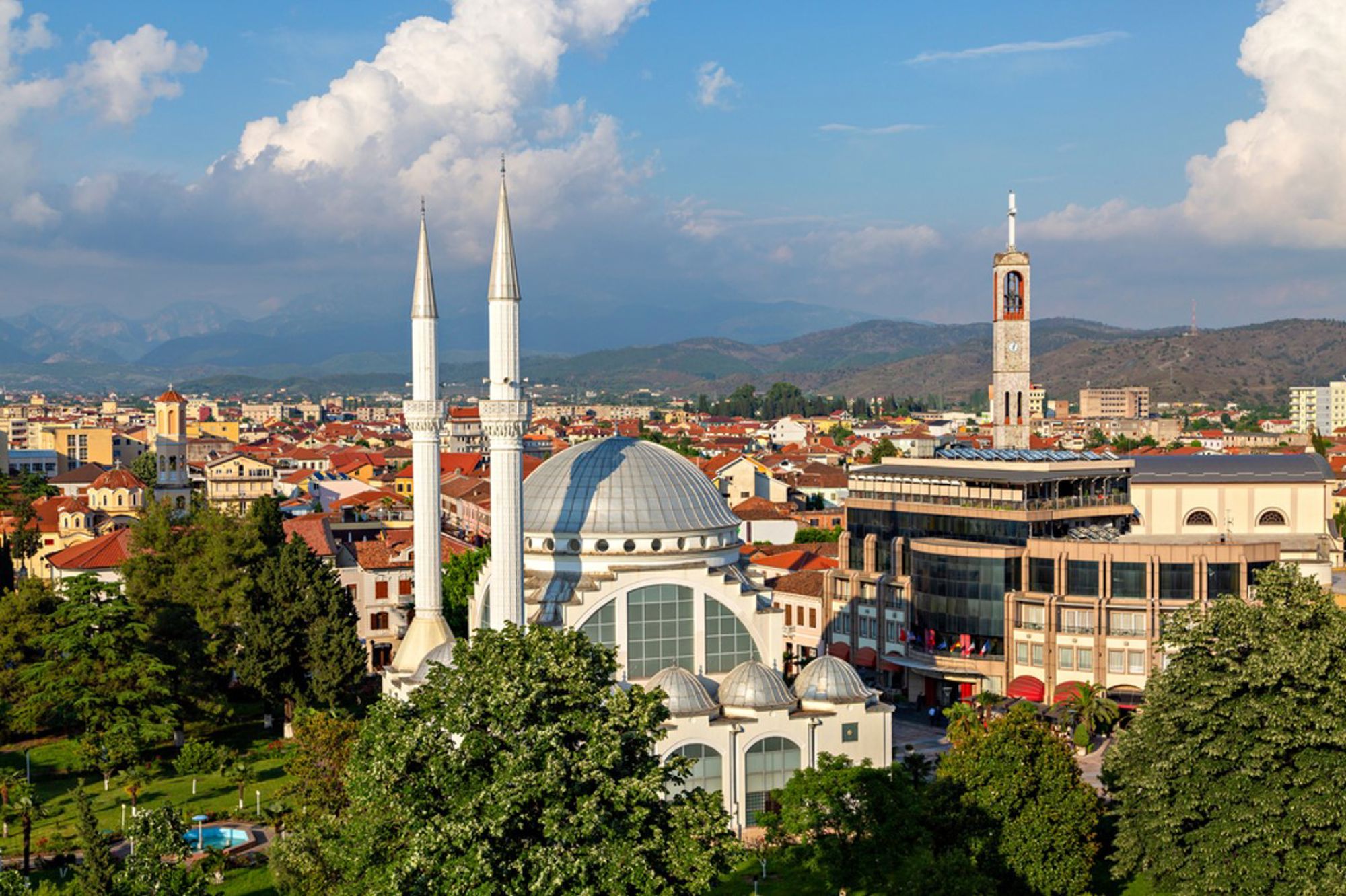 Uitzicht op de Et'hem Bey-moskee met minaretten en stadscentrum van Tirana, Albanië.