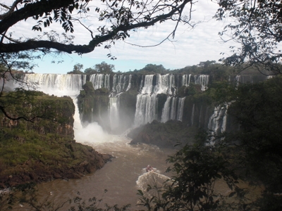 Uitzicht op de Iguazú-watervallen tijdens de route van Buenos Aires naar Rio.