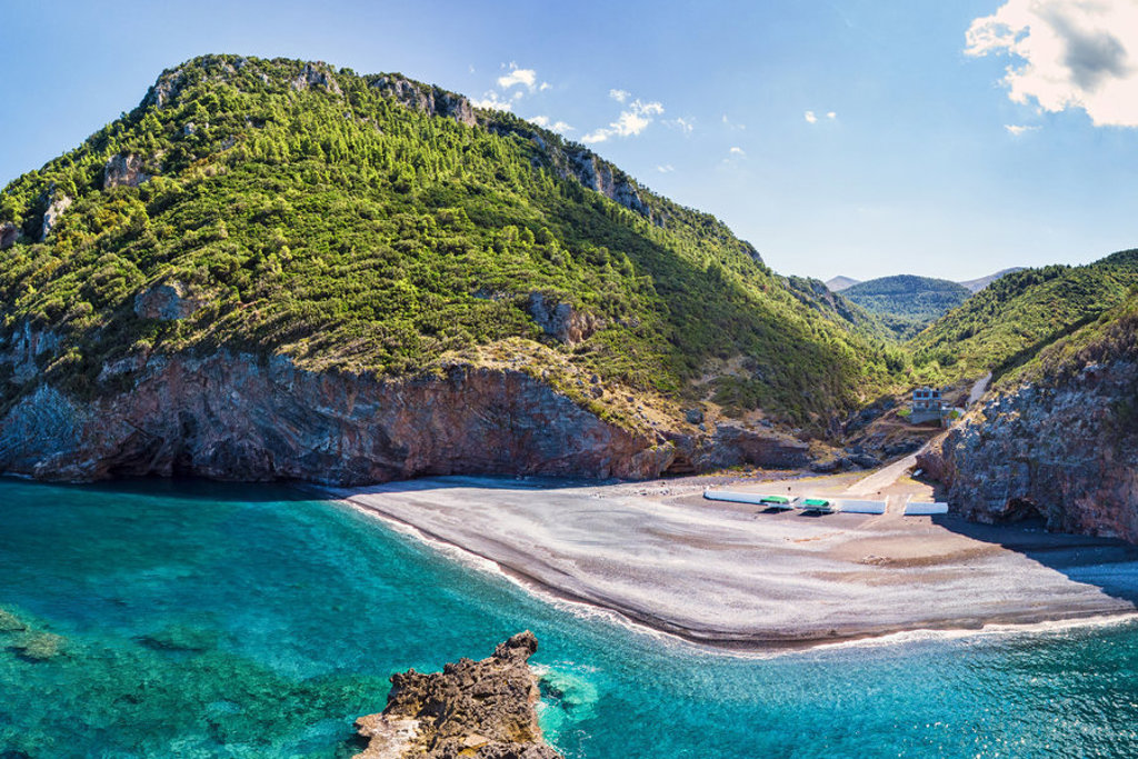 Kustbaai met turquoise zee en groene bergen op Evia, Griekenland.