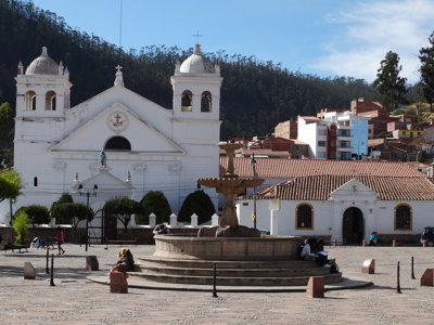Witgekalkte kerk aan een plein met fontein in Sucre, Bolivia, op de route Bolivia en Chili.