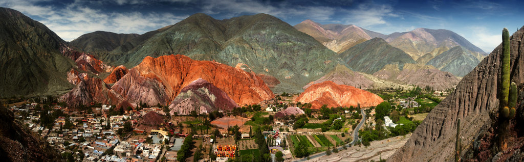 Panorama van de kleurrijke bergen bij Purmamarca in de Quebrada de Humahuaca, Argentinië.