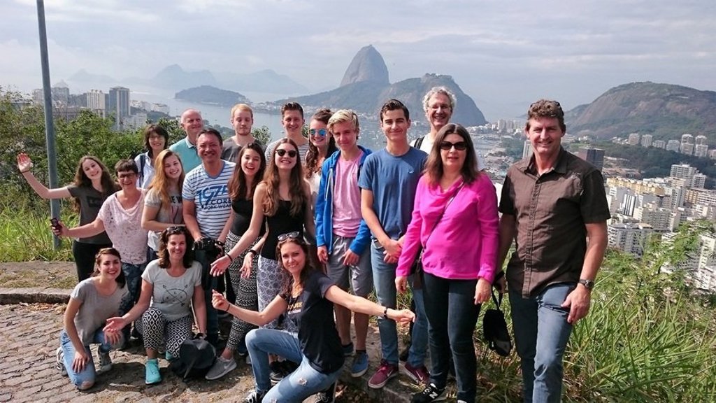 Gezin bewondert de Iguazú-watervallen tijdens een familiereis door Argentinië en Brazilië.