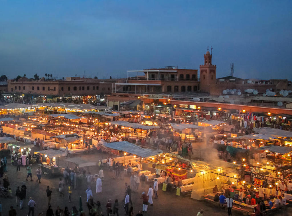 Avondmarkt op het Jemaa el-Fna-plein in Marrakech tijdens een premium groepsrondreis door Marokko.