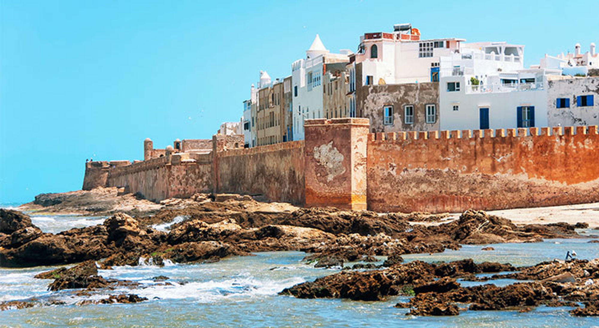 Kust Essaouira Oude stadsmuren en witte huizen aan de kust van Essaouira, Marokko.