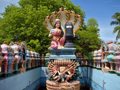 Hindoetempel op Route Sri Lanka met kleurrijke beelden, waaronder een Shiva-lingam en cobra met meerdere koppen.