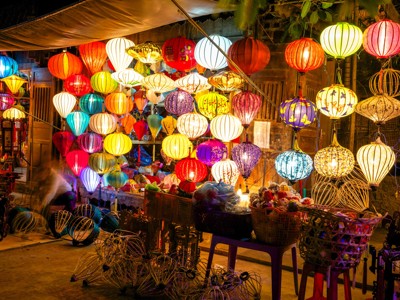 Kleurrijke lampionnenkraam op avondmarkt in Hoi An, Vietnam, tijdens de Route Vietnam.