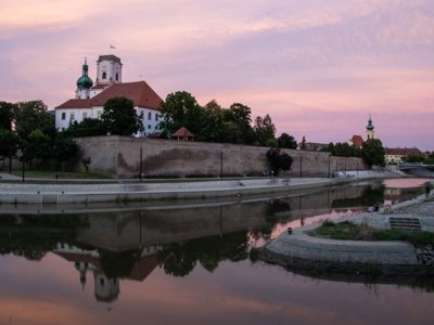 Uitzicht op een kerk en dorp langs de Donau, ideaal voor een 8-daagse fietsreis langs de Donau.