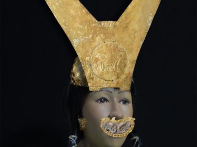 Mummie met gouden hoofdtooi, sieraden en mondmasker in museum, Route Noord-Peru.