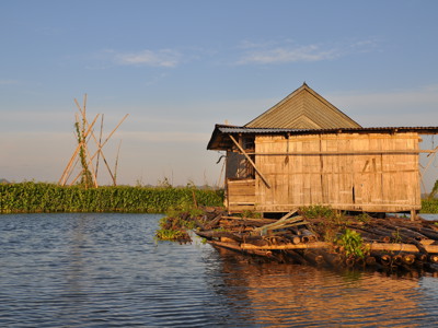 Bamboehut op een vlot in het Tempe-meer bij Sengkang, Sulawesi, tijdens zonsondergang.