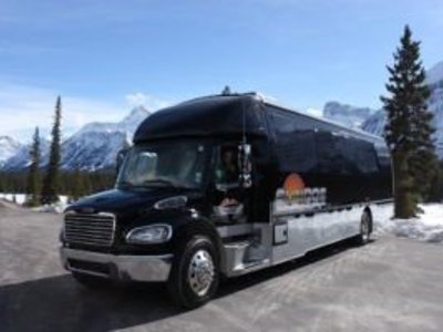Toeristenbus bij hotel in Canada, klaar voor een bus-hotelreis.