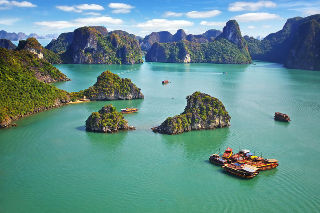 Karstbergen en bootjes in Halong Bay, Vietnam, tijdens de Familiereis Vietnam Kort.