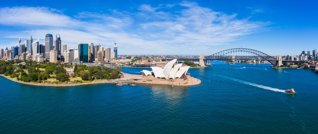 Panorama van Sydney met het Opera House en de Harbour Bridge tijdens een 22-35ers reis door Australië.