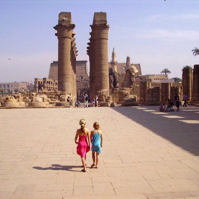 Kinderen lopen over het tempelplein van Karnak in Luxor tijdens een familiereis Egypte in de schoolvakanties.
