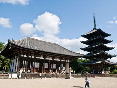 Vijflaagse pagode en tempelgebouw bij Kofuku-ji in Nara tijdens Route Japan 16 dagen .