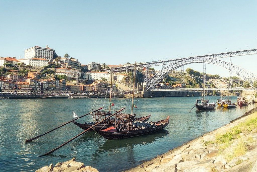Familie wandelt door een historisch dorp tijdens familiereis Spanje & Portugal.