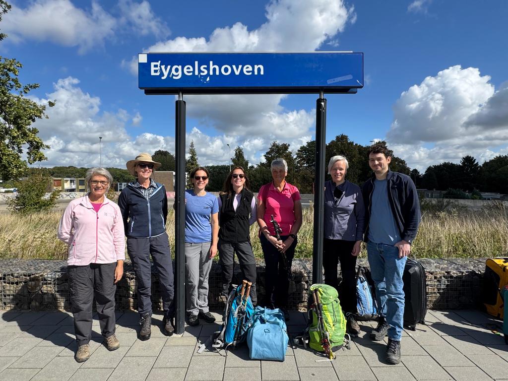 Plaatsnaambordje Eygelshoven langs de Dutch Mountain Trail-wandelroute in Zuid-Limburg.