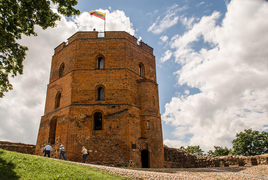 Gediminastoren in Vilnius met Litouwse vlag, tijdens familiereis Polen en Baltische Staten.