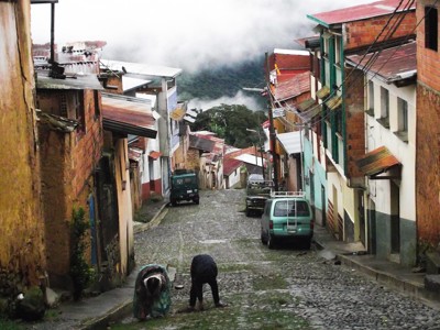Steile kasseienstraat in bergdorp in de Andes met mist over het dal, route Argentinië, Bolivia en Peru.