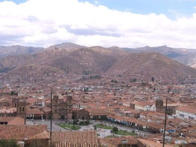 Uitzicht over Cusco met Plaza de Armas en de Andes op de achtergrond tijdens de route Argentinië, Bolivia en Peru.