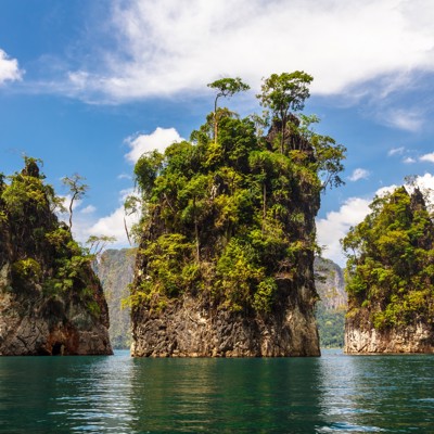 Kalkstenen rotsformaties met jungle in Cheow Lan Lake, Khao Sok Nationaal Park, Thailand.