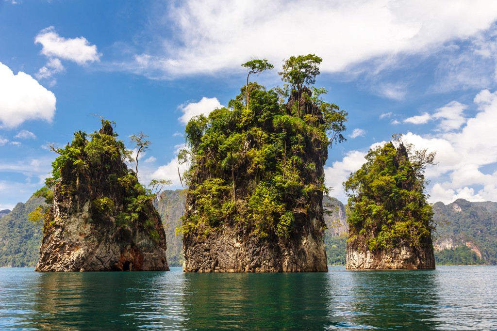Kalkstenen rotsformaties met jungle in Cheow Lan Lake, Khao Sok Nationaal Park, Thailand.