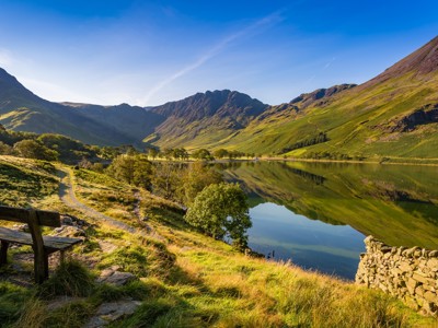 Uitzicht over Buttermere in het Lake District met groene bergen en spiegelend meer tijdens de route Verenigd Koninkrijk & Ierland.