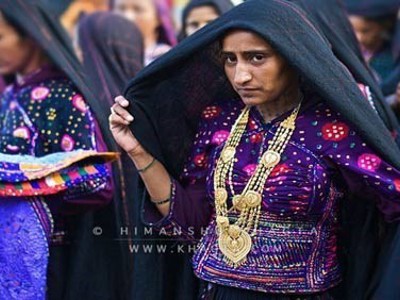 Vrouw in traditionele kleding met gouden sieraden tijdens de Route Gujarat, 19 dagen.