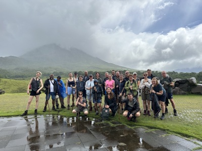 Groepsfoto van reizigers tijdens Route Costa Rica , met berglandschap en wolken op de achtergrond.