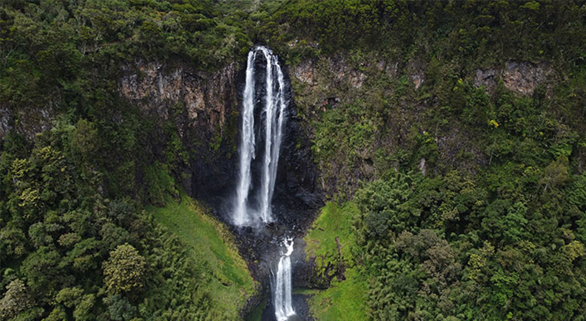 Karuru Falls in Aberdare National Park Waterval in het groene landschap van Kenia.